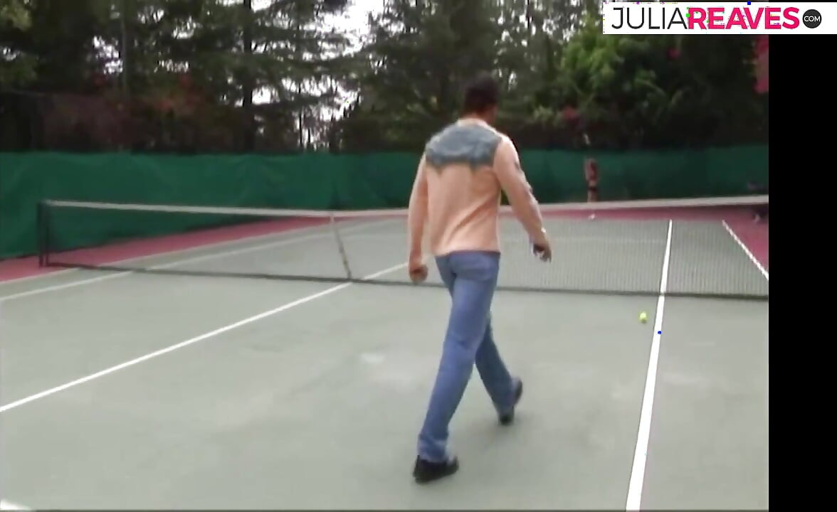 Meninas com tesão chupam um pau enorme e são fodidas por turnos