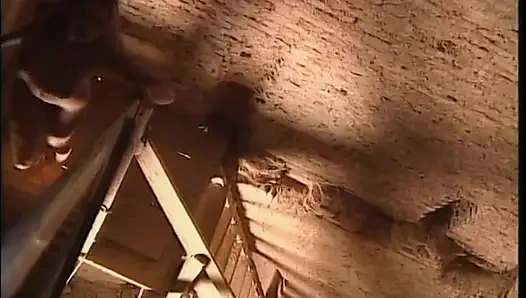 Cewek rambut pirang ini lagi asik fingering memeknya di menara kuno, dan ngentot kontol sampai matanya menganga lebar