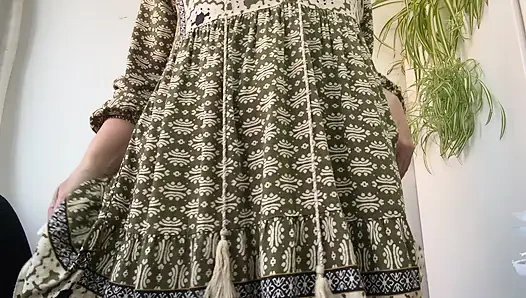 Ibu tiri sange dengan stoking seksi dan sepatu hak tinggi lagi asik masturbasi dan ngentot kakinya di atas meja