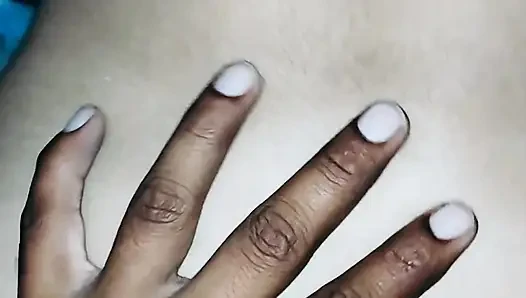Girlfriend ke chut me ungli ghusa di closeup