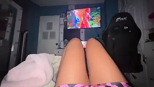 Hentai-Pornos zu schauen heizt sie sehr auf, ihre Muschi wollen wir die im Gefängnis haben