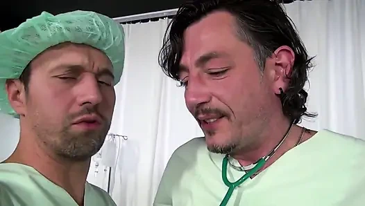 Контроль киски в больнице... Трах киски в тройничке