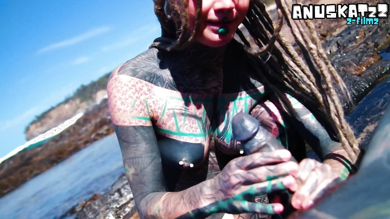 Sepong kontol di pantai umum - serunya di luar ruangan yang cerah & berantakan