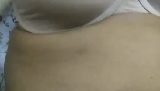 Amına parmak sokuyor ve amcık suyunu çıkarıyor