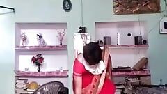 Homem tira camisa, calcinha e mostra sari