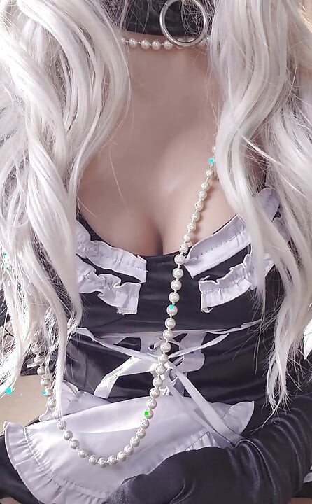 いたずらなメイドは彼女の雑用をすることに気を取られています