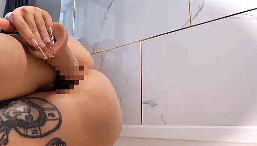 Крошечную миниатюрную трахают в анал, пока батплаг в мокрой киске