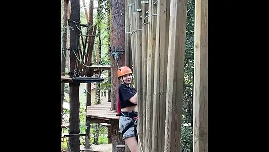 Perjalanan sepeda di taman berakhir dengan creampie anal. Itu cara kami merayakan ulang tahunnya.