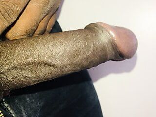 Jovem garoto masturbando um pau grande