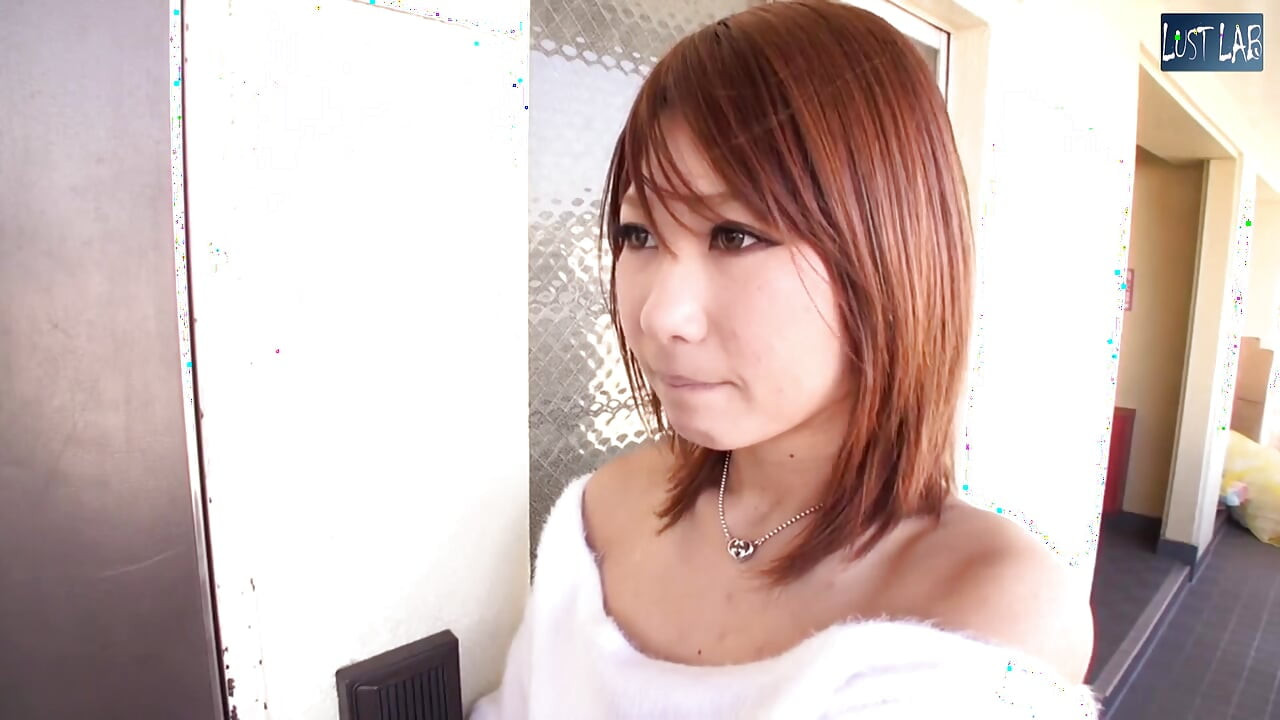 쓰레기 실행 유혹. 위험한 순간을 몰래 빠는 장난스러운 마누라 - 1부