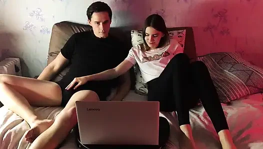 İyi bir kız olduğum için sikini emmeme izin verdi