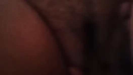 Hintli tamil tombul iri güzel kadın kocası tarafından parmaklanıyor ve boşalıyor