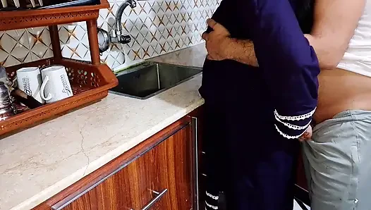 Suami India berhubungan seks dengan istrinya di dapur