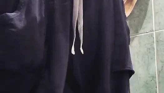 Karısı yakalayabildiği için kocası hızlı bir şekilde batmak için mastürbasyon yapıyor