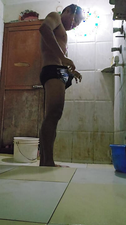 ฉันทําวิดีโอให้คุณอาบน้ําด้วยควยใหญ่ของฉัน