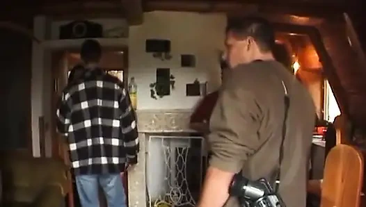 Amateur-paar fickt auf einer dreier am fluss