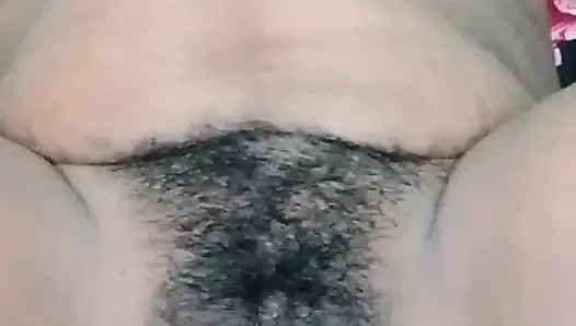 Hintli üvey anne tam nide pissy parmaklıyor ve memelerinde süt gösteriyor