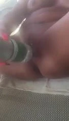 Se masturba con una botella hasta vaciar todo el liquido