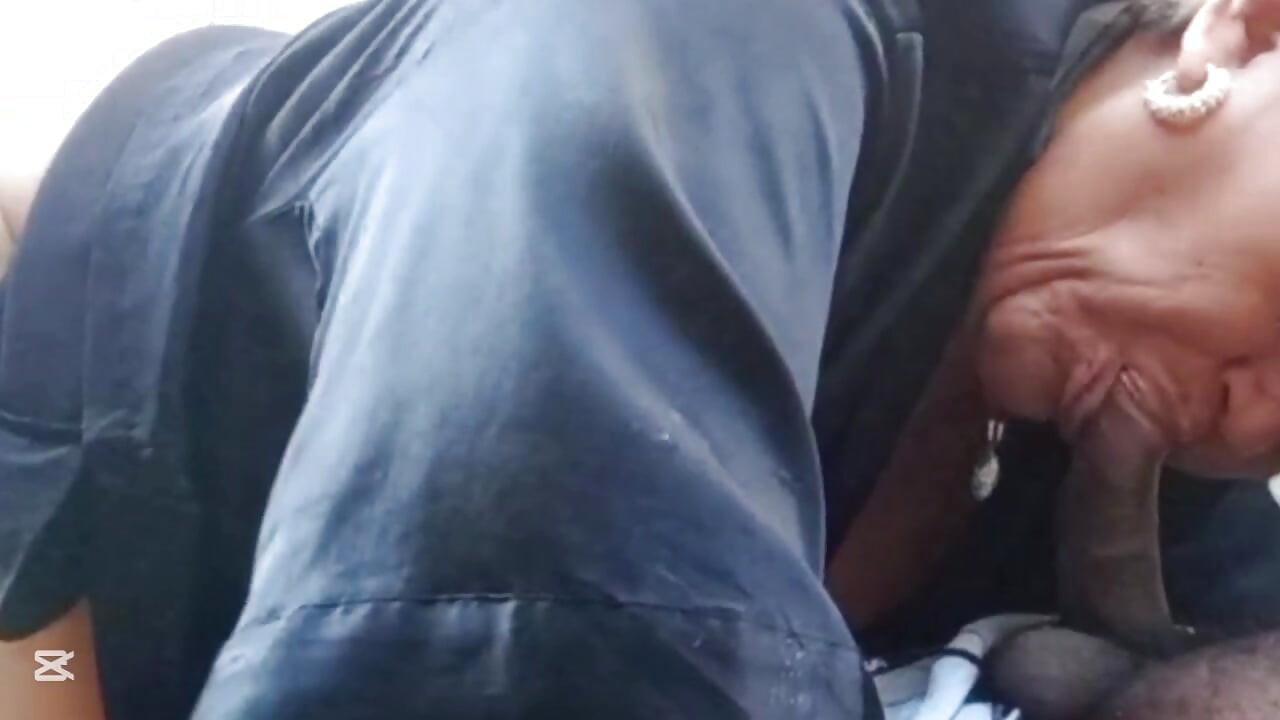 Abuela y suegra chupando polla compilación