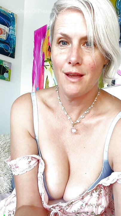 Καυτή MILF Γειτόνισσα Μου Έκανε Μασάζ Προστάτη (JOI)