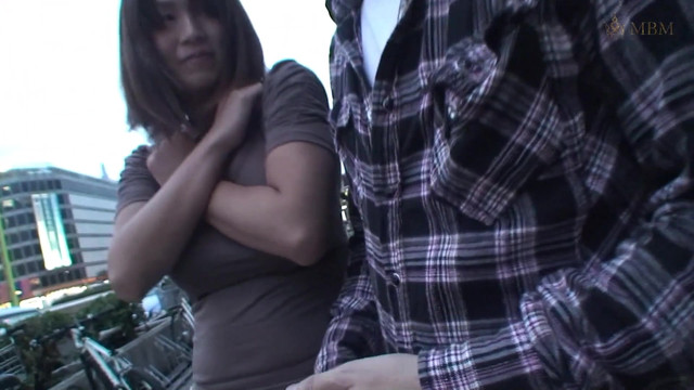 M614G02 Uncle pick -up! I'll give you a naughty busty girl on the way home from the part -time job ...