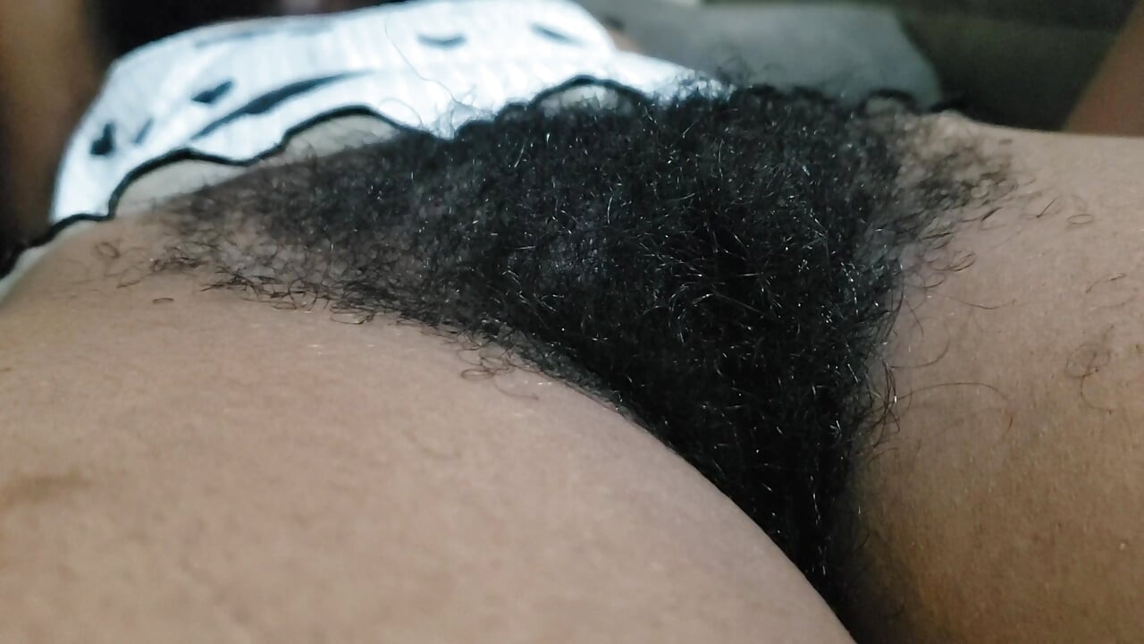 Joven Dulce Nena Disfruta De Un Sensual Momento Enfocado En El Coño Con Energía Suave, Burlas Juguetonas Y Conexión Íntima
