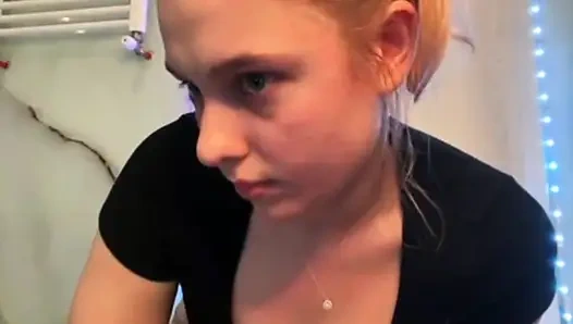 Jucielussie мастурбирует в ванной крупным планом