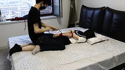 Kaus kaki hitam dan kaki telanjang versus kaus kaki putih, bersama dengan tersumbat dan tali terikat.