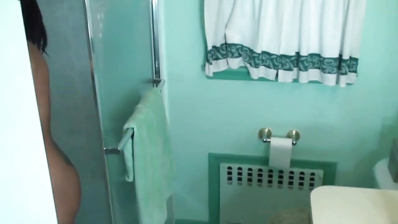 Lavender Rayne juega en la ducha