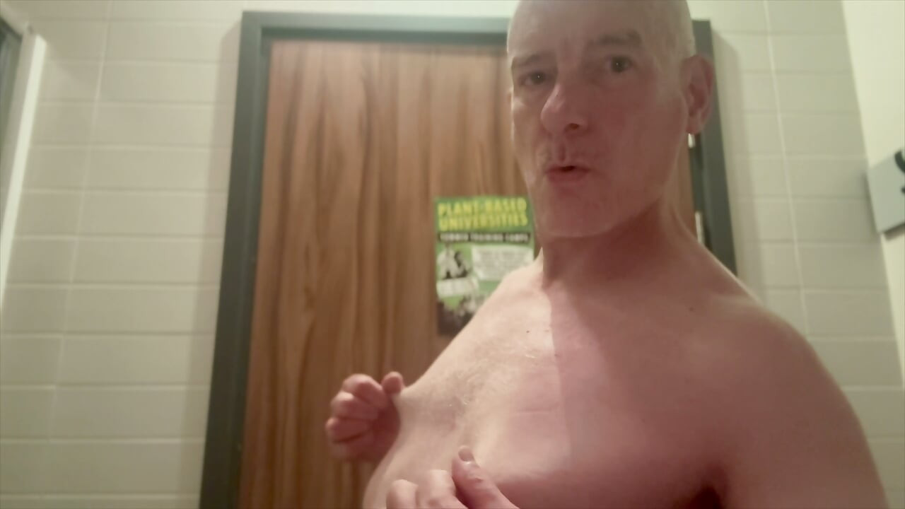 Daddy Cum Pig παιχνίδι με τις θηλές στο γυμναστήριο
