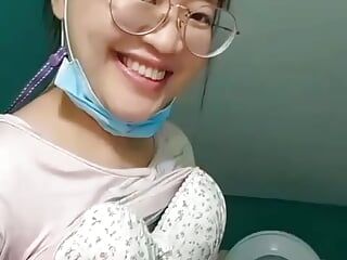 Aziatisch meisje plast in het toilet