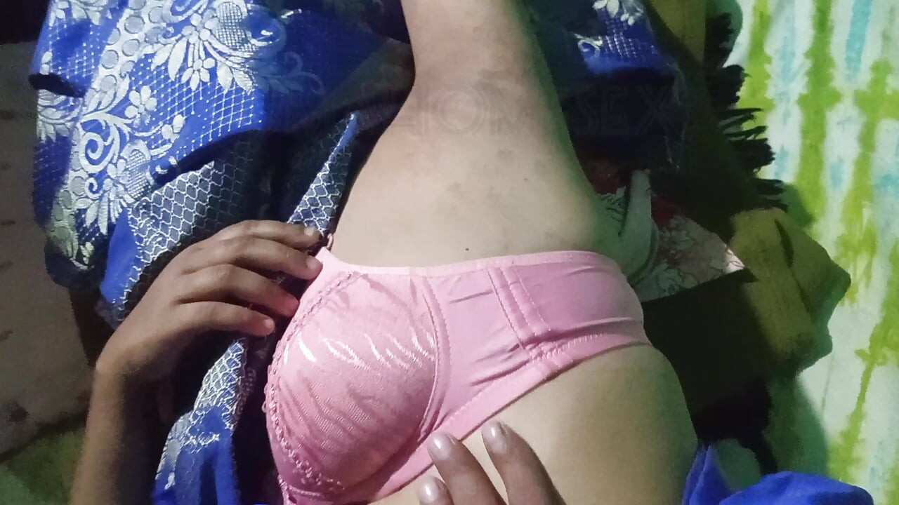 Frumoasă bhabhi sexy și incitantă cu sex dur complet pe sari albastru cu pizdă roz