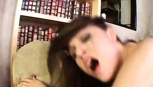 Sıkı, tonlu esmer sert oral ve vajinal seks yapıyor