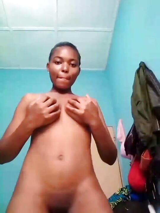 Hübsches mädchen wackelt mit dem arsch zum spaß