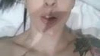 Извращенная брюнетка мастурбирует в постели в любительском видео с girlcams.eu