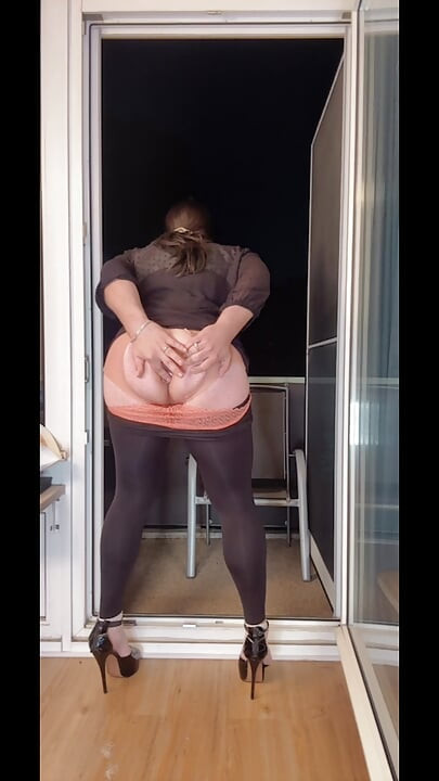 Sissy zadirkuje i jaše dildo na balkonu