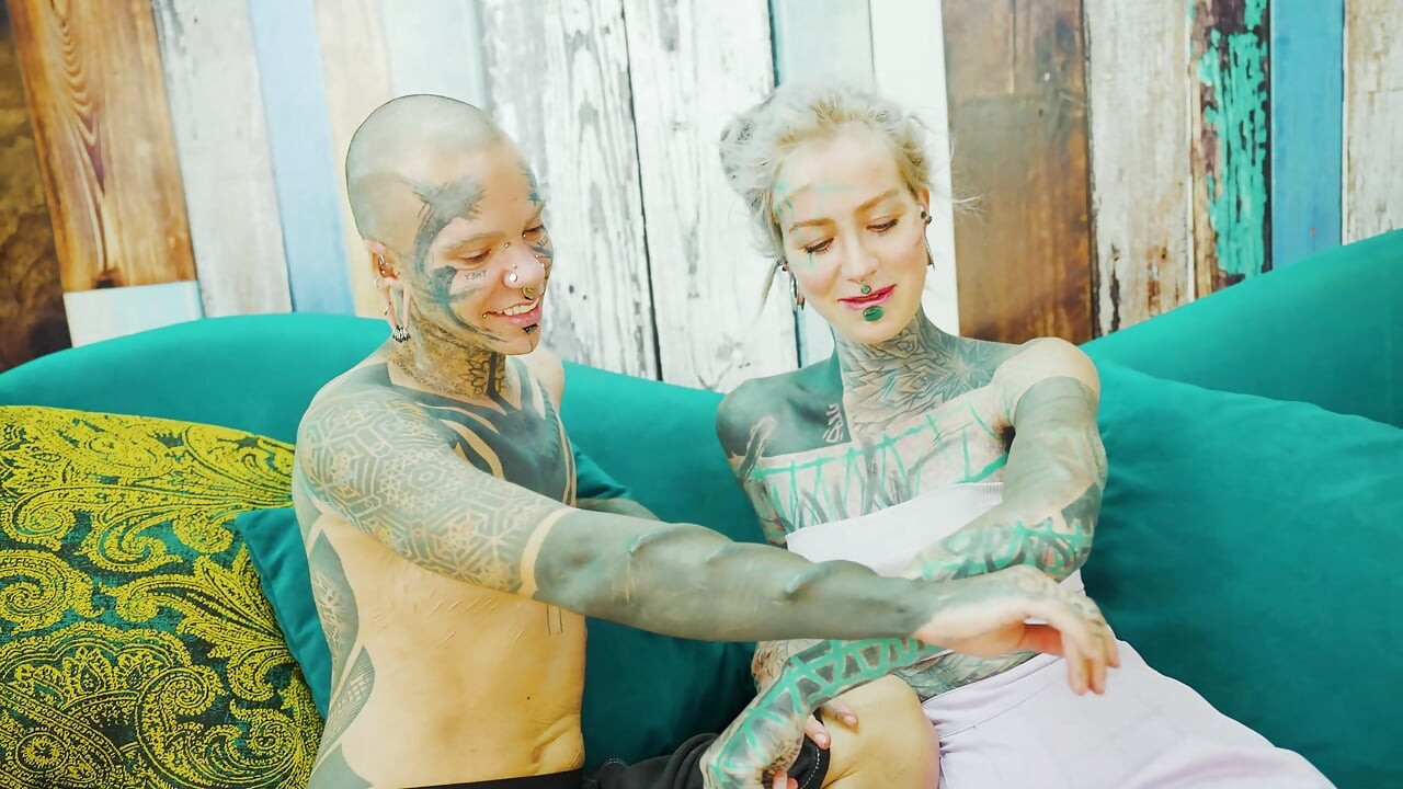 Lesbiană tatuată se joacă cu degetul și linge pizda