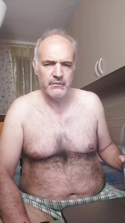 Un film porno și o masturbare manuală ca să te trezești mulțumit și fericit!