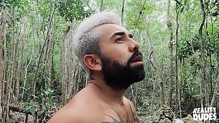 Harige hunk Amador trekt zich alleen op in het bos als hij wordt benaderd en geneukt door Marco - reality dudes