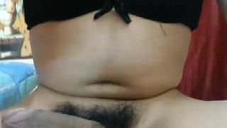 Сексуальный сногсшибательный шмель мастурбирует игрушкой член и задницу