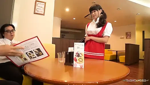 Pelayan asia ini dikasih ilmu seks threesome sama teman kantornya