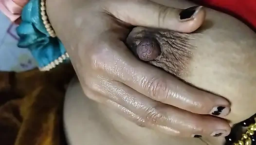 Bhabhi memasukkan mainan seks ke dalam memek dan mengambil jus memek