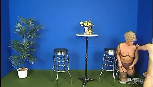 Reife schlampe bekommt es auf zwei schwänze, einen nach einem