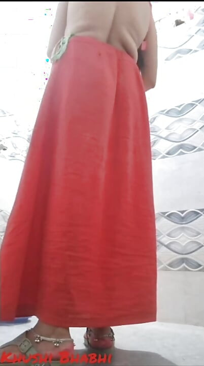 Desi bhabhi bath me naha rahi h...