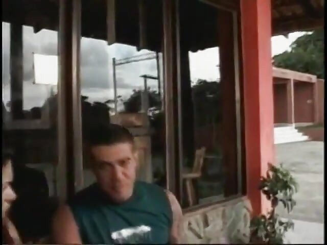 エロティックなシーメールが、フェラチオの後に筋肉質なスタッドから激しくセックスされる