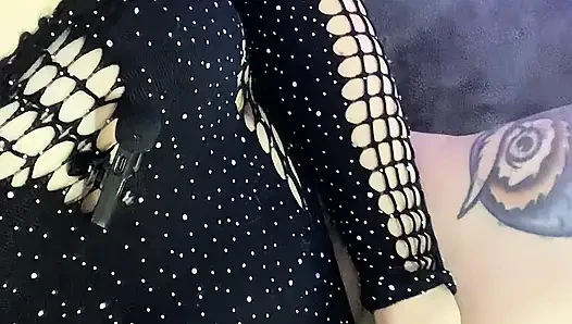 Seorang MILF BBW yang seksi dan gemuk masturbasi vaginanya yang basah hingga orgasme dengan jari-jarinya dan dildo sialan