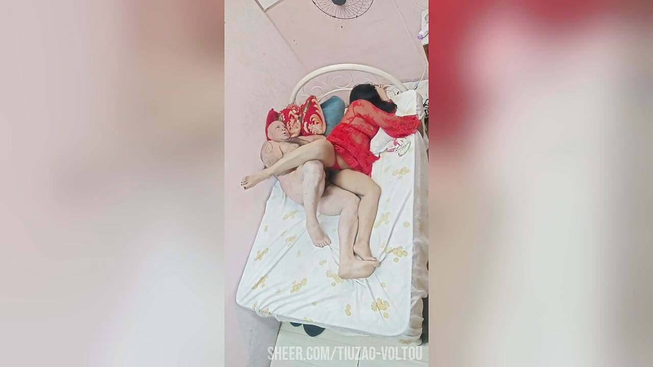 SEDUCTIVE BRUNETTE WANTS CROWN
