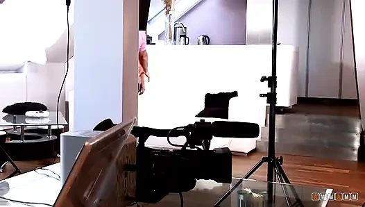 Atemberaubende blondine mit falschen titten bei ihrem fotoshooting gefickt