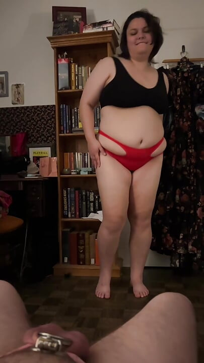 Un cocu en cage de chasteté taquine ! Dirty talk SPH et lui montre des photos de moi avec mon taureau ! Vibromasseur stimulant
