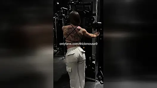 Olahraga gym usia 18 tahun berakhir dengan penetrasi ganda